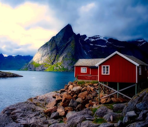 Norwegen, Fjord mit Häuschen
