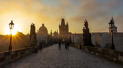 Karlsbrücke in Prag bei Sonnenuntergang