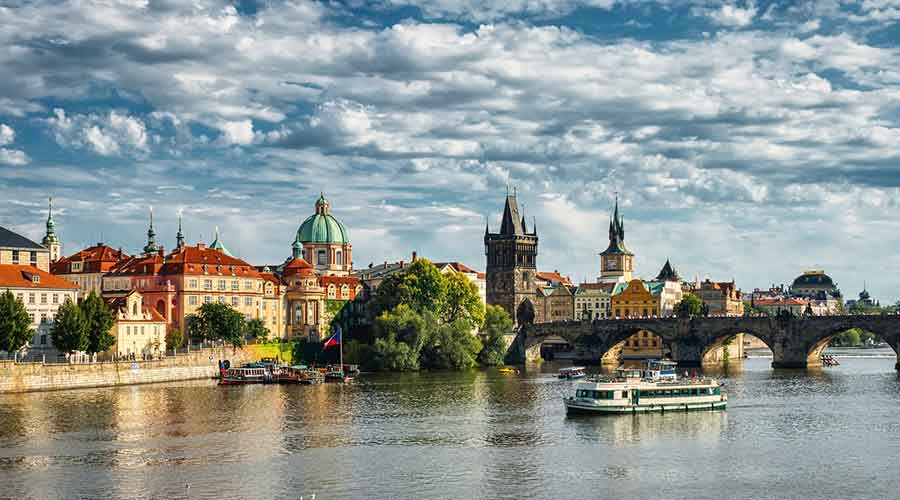 Prag "Die goldene Stadt" Foto bei blauem Himmel
