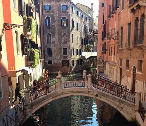 Häuser und Kanal mit kleiner Brücke in Venedig